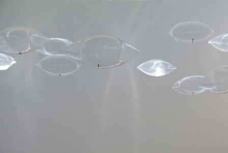 mb-bubbles'2011, Installation, Groe!ss!e variabel, PE-Beutel, Perlonschnur, Modellbaufiguren .jpg